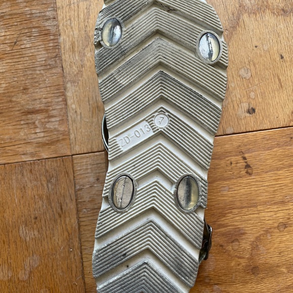 Electric Karma Women's 7 Silver/Pewter Wide Strap Criss Cross Sandals Lug Sole - Picture 5 of 5